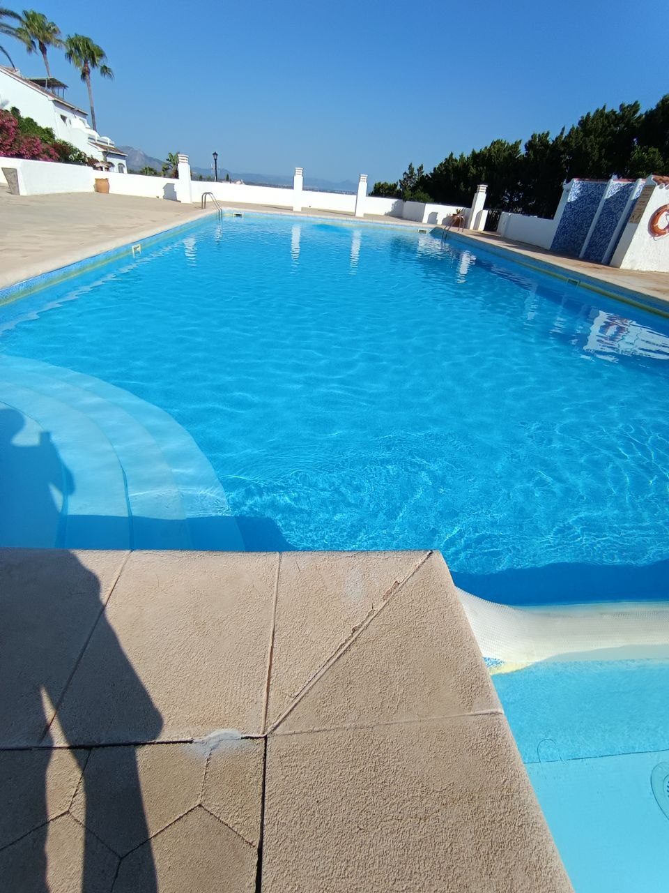 Piscina comunitaria limpia y preparada por Michel
